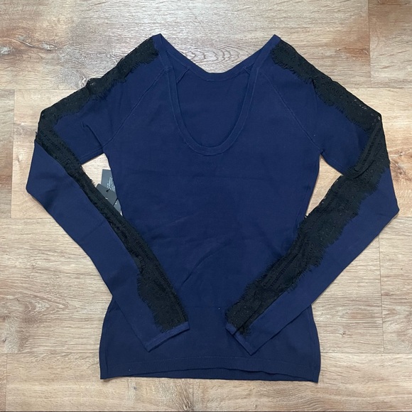 NWT Guess long lace sleeve with logo low back sweater - Picture 2 of 3